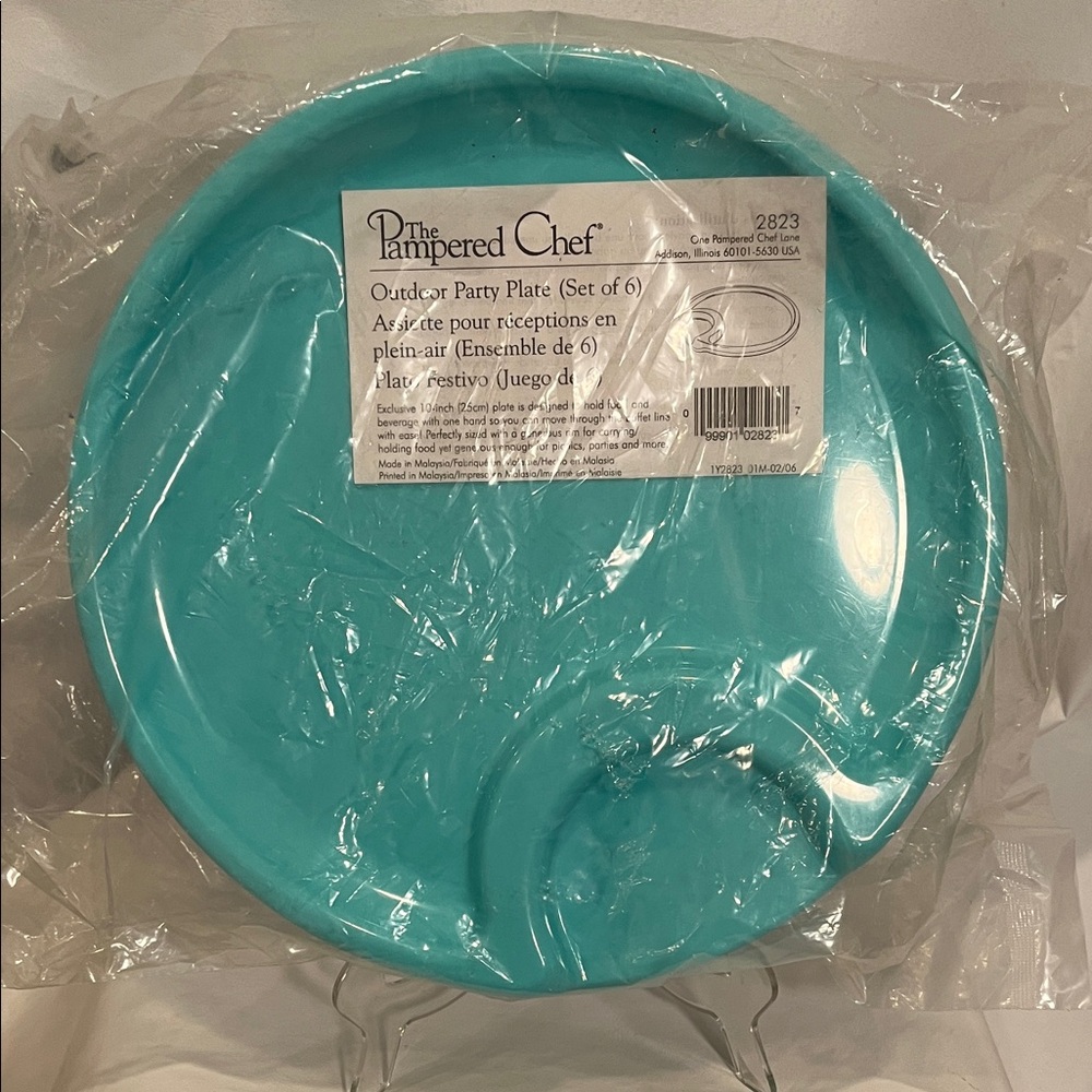 The Pampered Chef Aqua Party Plates Set